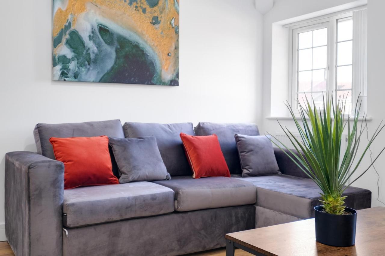 Pinewood Studios, Iver Slough Heathrow 1 & 2 Bedroom Apartments With Parking By Arista Living Exterior photo